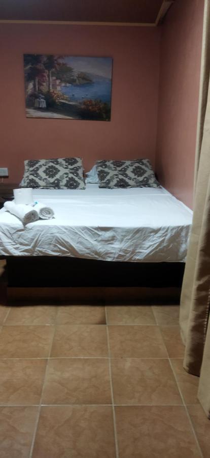 Ofiuras Hostal Colon Exterior photo
